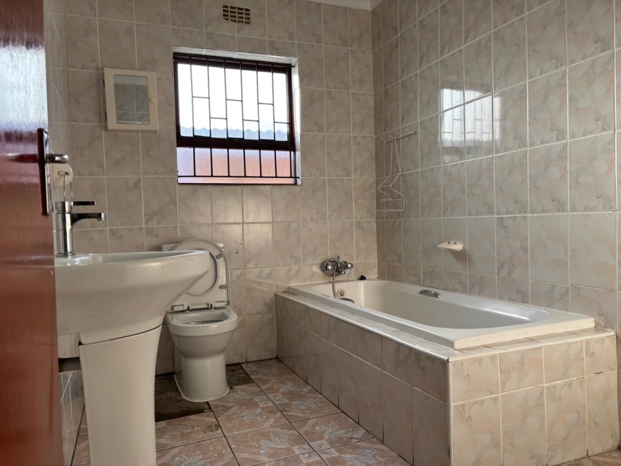 5 Bedroom Property for Sale in Electric City Western Cape